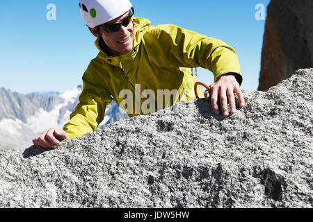 Alpinista raggiungendo il culmine, Chamonix Haute Savoie, Francia Foto Stock