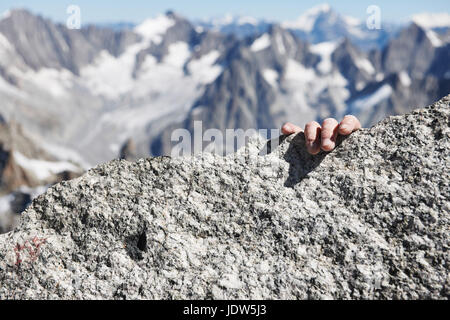 Alpinista 's mano sul vertice, close up Foto Stock