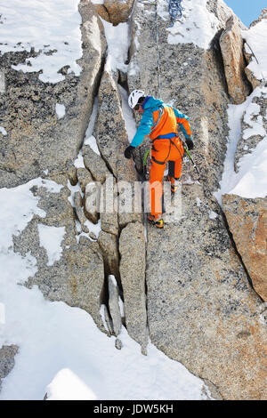 Uomo rock climbing Foto Stock