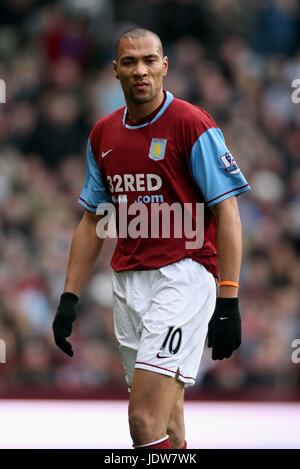 JOHN CAREW Aston Villa FC VILLA PARK Birmingham Inghilterra 26 Gennaio 2008 Foto Stock