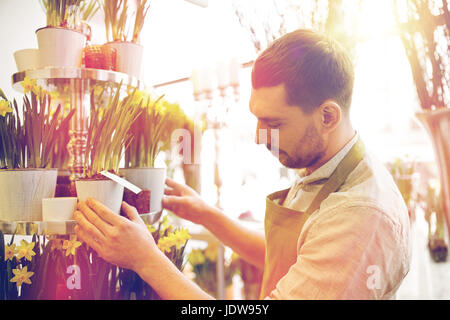 Fioraio uomo fiori di impostazione al negozio di fiori Foto Stock