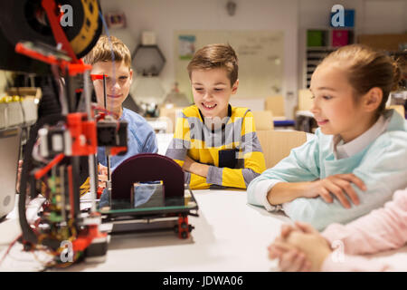 Dei bambini felici con stampante 3D presso la Scuola di Robotica Foto Stock