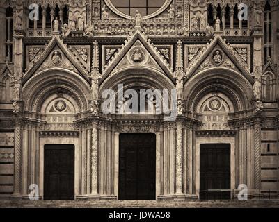 Cattedrale di Siena Porta primo piano come il famoso punto di riferimento nella città medievale in Italia. Foto Stock