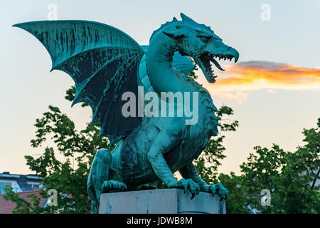 Green Dragon respirando fuoco sul ponte del drago di Ljubljana Foto Stock