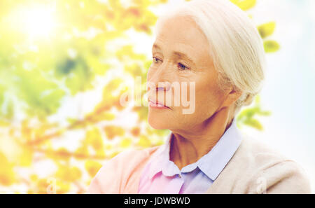 Senior donna faccia sul verde sfondo naturale Foto Stock