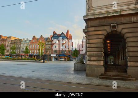 Piazza del Mercato Vecchio con la Casa del Consiglio all'alba, Nottingham, Nottinghamshire, East Midlands, Inghilterra Foto Stock