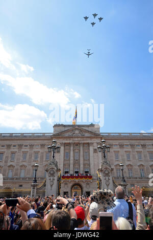 Il compleanno della regina sorvolò Buckingham Palace dopo Trooping the Colour 2017 nel Mall, Londra, Regno Unito Foto Stock