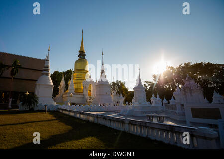 Bella wat Buddhisti Suandok tempio bianco a Chiang Mai nel nord della Thailandia. Paesaggio con la vecchia religione architettura nel sud est asiatico. Foto Stock