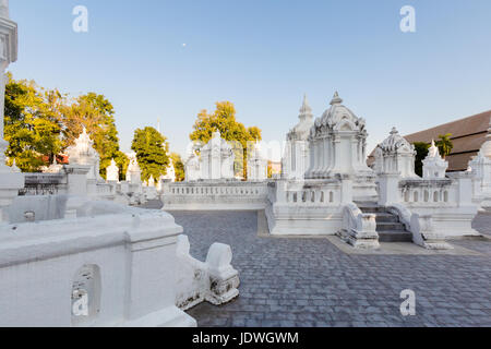 Bella wat Buddhisti Suandok tempio bianco a Chiang Mai nel nord della Thailandia. Paesaggio con la vecchia religione architettura nel sud est asiatico. Foto Stock