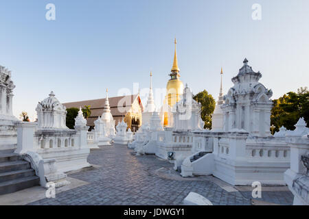 Bella wat Buddhisti Suandok tempio bianco a Chiang Mai nel nord della Thailandia. Paesaggio con la vecchia religione architettura nel sud est asiatico. Foto Stock