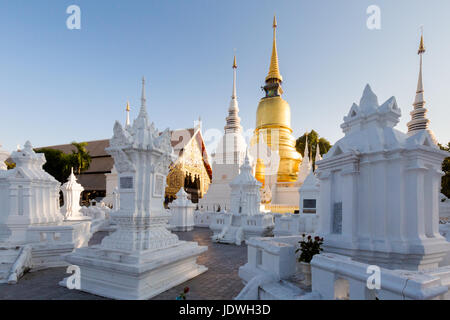 Bella wat Buddhisti Suandok tempio bianco a Chiang Mai nel nord della Thailandia. Paesaggio con la vecchia religione architettura nel sud est asiatico. Foto Stock