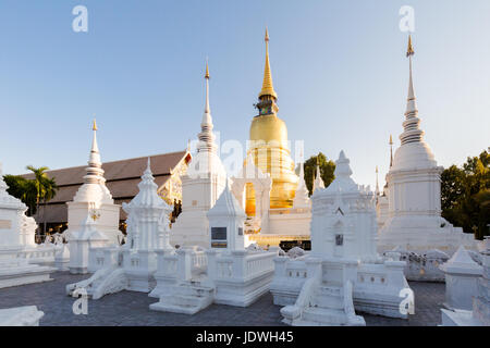 Bella wat Buddhisti Suandok tempio bianco a Chiang Mai nel nord della Thailandia. Paesaggio con la vecchia religione architettura nel sud est asiatico. Foto Stock