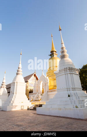 Bella wat Buddhisti Suandok tempio bianco a Chiang Mai nel nord della Thailandia. Paesaggio con la vecchia religione architettura nel sud est asiatico. Foto Stock