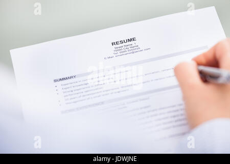 Stretta di mano con la penna sul Curriculum Vitae Foto Stock