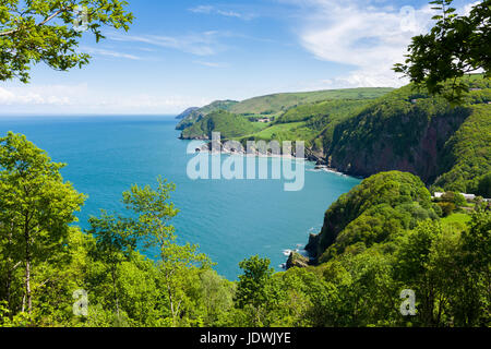 Vista della Baia di Woody e il Canale di Bristol con Valle delle rocce e Foreland punto al di là. Parco Nazionale di Exmoor, North Devon, in Inghilterra. Foto Stock