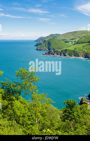 Vista della Baia di Woody e il Canale di Bristol con Valle delle rocce e Foreland punto al di là. Parco Nazionale di Exmoor, North Devon, in Inghilterra. Foto Stock