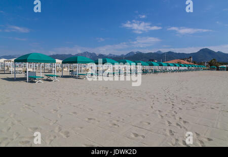 Forte dei Marmi spiaggia presso la spiaggia con protezione solare Foto Stock