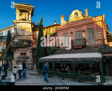 Tbilisi, Georgia - 15 Ottobre 2016: la Torre dell'orologio di marionetta teatro delle marionette Rezo Gabriadze in serata. La città vecchia di Tbilisi, Georgia Foto Stock