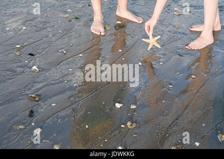 Due persone sulla spiaggia Foto Stock