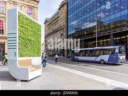 Struttura della città realizzati mediante città verde le soluzioni installate su un angolo della piazza di scambio e Queen Street nel centro di Glasgow Scotland Regno Unito per ridurre gli inquinanti Foto Stock