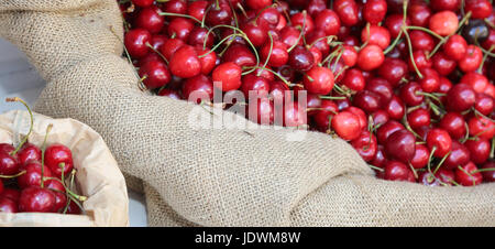 Cesto di ciliege rosse per la vendita al mercato della frutta Foto Stock