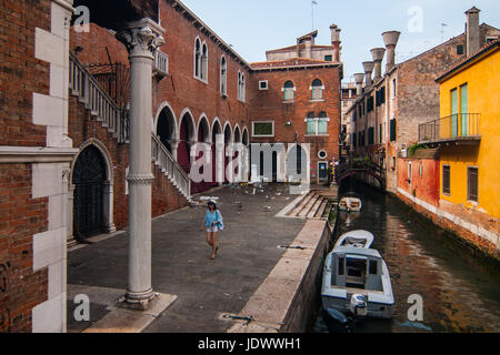 Venezia - Giugno, 2017. Un turista a piedi nel backyarde di Rialto Mercato del pesce a Venezia, Italia. Foto Stock