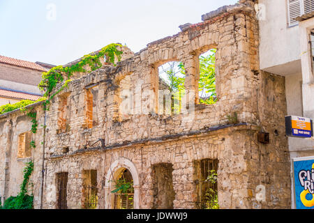 Un edificio abbandonato a causa dei danni causati da bombe e proiettili dalla guerra jugoslava (Balcani) nel 1993. Mostar, Bosnia ed Erzegovina. Foto Stock