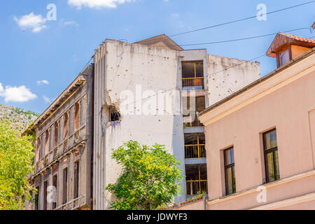 Mostar mostra ancora prove di guerra della patria con molti edifici distrutti Foto Stock