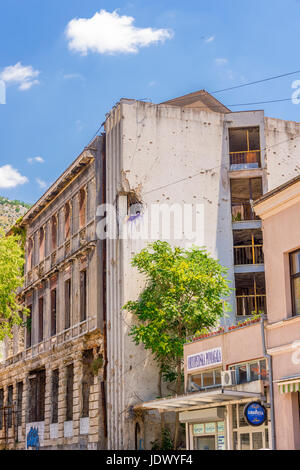 Mostar mostra ancora prove di guerra della patria con molti edifici distrutti Foto Stock