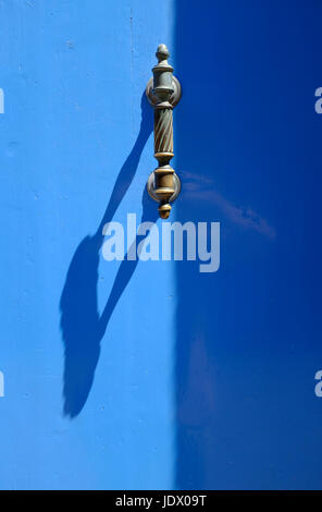 Ombra della maniglia sul blu porta dipinta Foto Stock