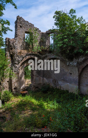 Monterano (noto anche come antica Monterano) è una città fantasma in Italia , che si trova in provincia di Roma, arroccato sul plateau sommitale della collina del tufo Foto Stock