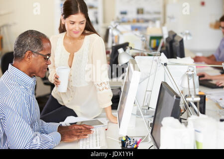 Lavoratori a scrivanie in Occupato Ufficio creativo Foto Stock