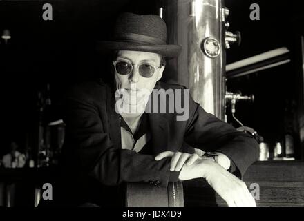 Stephen Yerkey fotografato in North Beach, San Francisco, 1994. Yerkey è un eccentrico, cult-come figura, ossessivamente la levigatura il suo mestiere e il pop up in luoghi diversi, con diverse bande e nuovi suoni su decenni di una lunga carriera come artista. Anche se ha solo qualche sporadico rilascia al suo nome negli ultimi decenni ha registrato e collaborato con alcuni molto rispettato muciscians, e la sua band a San Francisco incluso un numero di Tom Waits alumni a varie volte. Egli ha appena rilasciato un nuovo record nel 2006, il suo primo poiché 1994's "fiducia, l'uomo". © Anthony Pidgeon / MediaPunch. Foto Stock