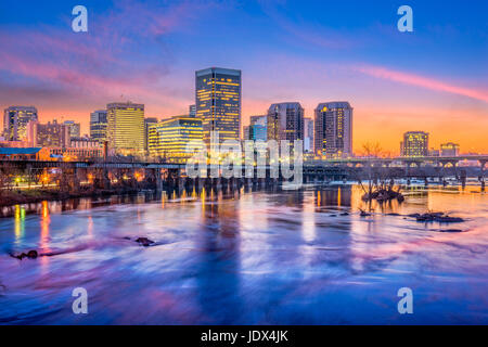 Richmond, Virginia, Stati Uniti d'America skyline del centro sul fiume James. Foto Stock