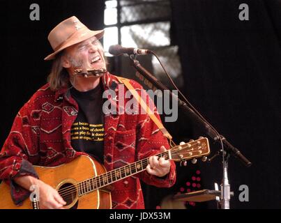 Neil Young esecuzione presso la Scuola di Ponte concerto benefico litorale anfiteatro, CA Ottobre 27, 2002 © Anthony Pidgeon / MediaPunch. Foto Stock