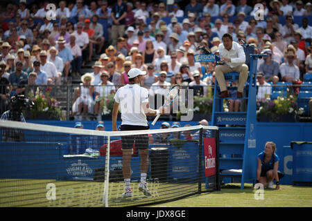 In Francia la Julien BENNETEAU parla con l'arbitro dopo lo scivolamento in corrispondenza della rete durante la sua partita contro la Bulgaria Grigor Dimitrov durante il giorno tre del 2017 AEGON Championships presso la Queen's Club di Londra. Foto Stock