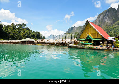 Piccolo bungalow fatti di bambù flottanti. Circondato da montagne e acqua nella diga di Ratchaprapha, Khao Sok National Park, Surat Thani Provincia, Thailandia. Foto Stock