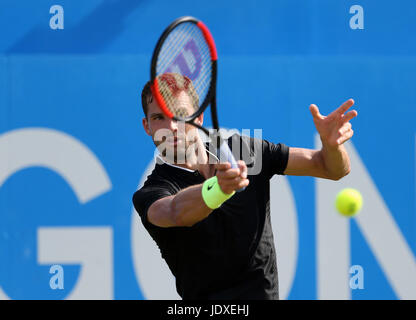 Il Grigor Dimitrov della Bulgaria durante la sua partita contro Julien Benneteau della Francia durante il terzo giorno dei Campionati AEGON 2017 al Queen's Club di Londra. PREMERE ASSOCIAZIONE foto. Data immagine: Mercoledì 21 giugno 2017. Vedi la storia del PA TENNIS Queens. Il credito fotografico dovrebbe essere: Steven Paston/PA Wire. . Foto Stock