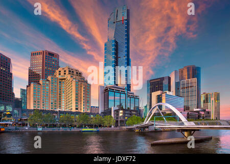 Città di Melbourne. Immagine di paesaggio cittadino di Melbourne, Australia durante il periodo estivo sunrise. Foto Stock