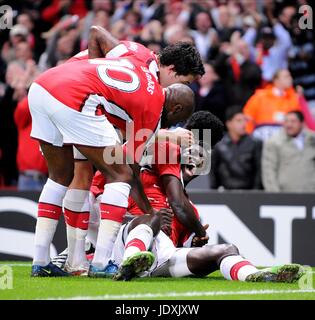 EMMANUEL ADEBAYOR CELEBRA G ARSENAL V FC Porto Emirates Stadium Londra Inghilterra 30 Settembre 2008 Foto Stock