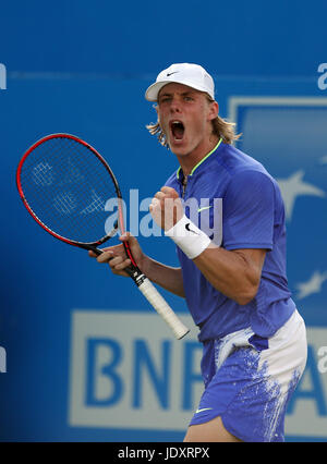 Canada's Denis Shapovalov festeggia dopo aver vinto il secondo set contro la Repubblica ceca è Tomas BERDYCH durante il giorno tre del 2017 AEGON Championships presso la Queen's Club di Londra. Foto Stock