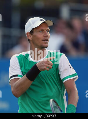 La Repubblica ceca è Tomas BERDYCH celebra la battitura del Canada Denis Shapovalov durante il giorno tre del 2017 AEGON Championships presso la Queen's Club di Londra. Foto Stock