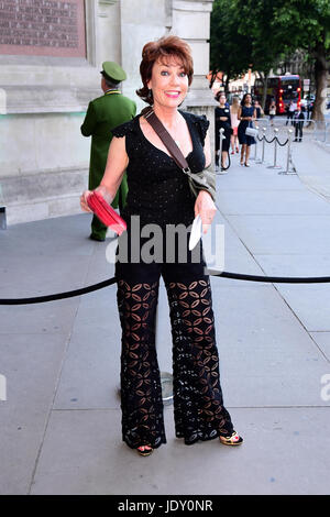 Kathy Lette frequentando il V e una festa estiva presso il Victoria & Albert Museum di Londra. Foto Stock