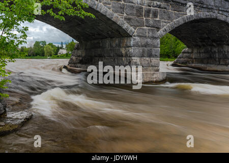 Presenza di acqua sotto il ponte - Cinque-span ponte in pietra Pakenham, Ontario Foto Stock