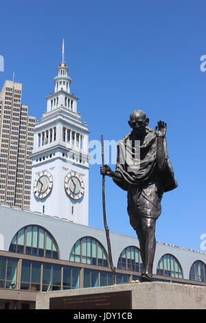 Mohandes K. Gandhi statua, Ferry Building, San Francisco, California Foto Stock