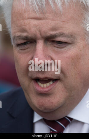 Swansea, Regno Unito. Il 9 giugno, 2017. La manodopera Welsh Assembly Primo ministro Carwyn Jones, frequentando il lavoro dell' elemento di raccolta a Knab Rock, Mumbles, Swansea. Foto Stock