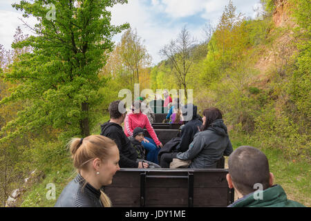 Praga, Repubblica Ceca - 01 Maggio 2017: per coloro che godono di tempo di vacanza e di unità in un piccolo treno storico nella natura parco chiamato Cesky Kras vicino Ka Foto Stock