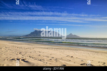 Una vista di Città del Capo e di Table Mountain da oltre oceano Foto Stock