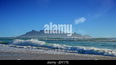 Una vista di Città del Capo e di Table Mountain da oltre oceano Foto Stock