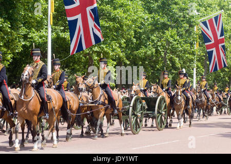 Re della truppa cavallo Royal Artillery sul Mall London Foto Stock